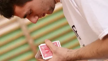 Ce e in stare sa faca pustiul asta din Oradea cu un pachet de carti e incredibil! Si oficialii Guiness Book au fost impresionati!