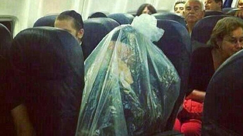 INCREDIBIL! Un evreu ortodox zboara invelit intr-o punga de plastic! Vezi poza care a facut inconjurul Internetului