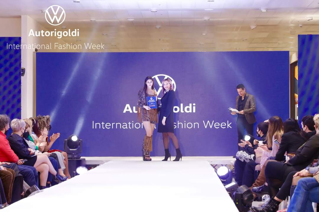 Raisandra, solidară cu poporul ucrainean la “Milano Fashion Week”. Gestul de suflet pe care l-a făcut pe scenă, în timpul defilărilor și reprezentațiilor | FOTO + VIDEO
