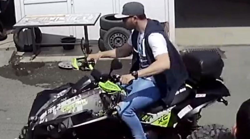 "Cumpărătorul" se plimbă liniştit cu ATV-ul