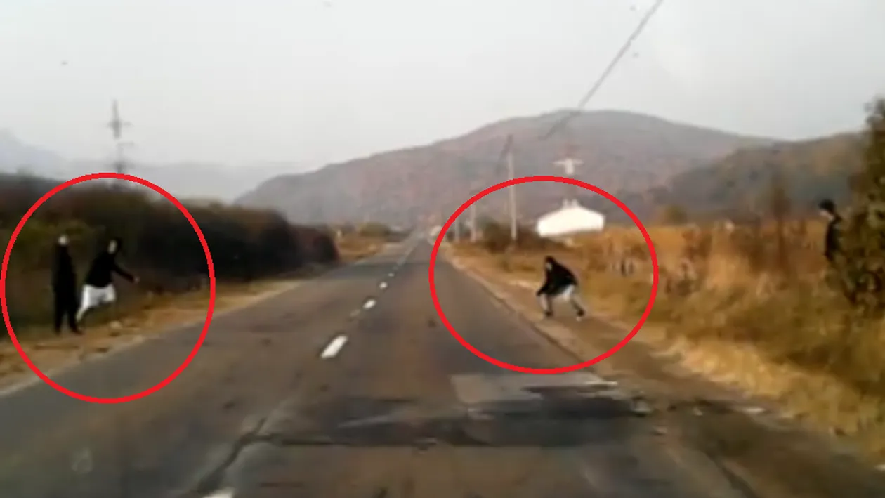 Pățania unor tineri care au întins un fir peste un drum național. Reacția unui șofer... VIDEO