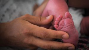 O femeie din Galați a încercat să își omoare bebelușul de 8 luni