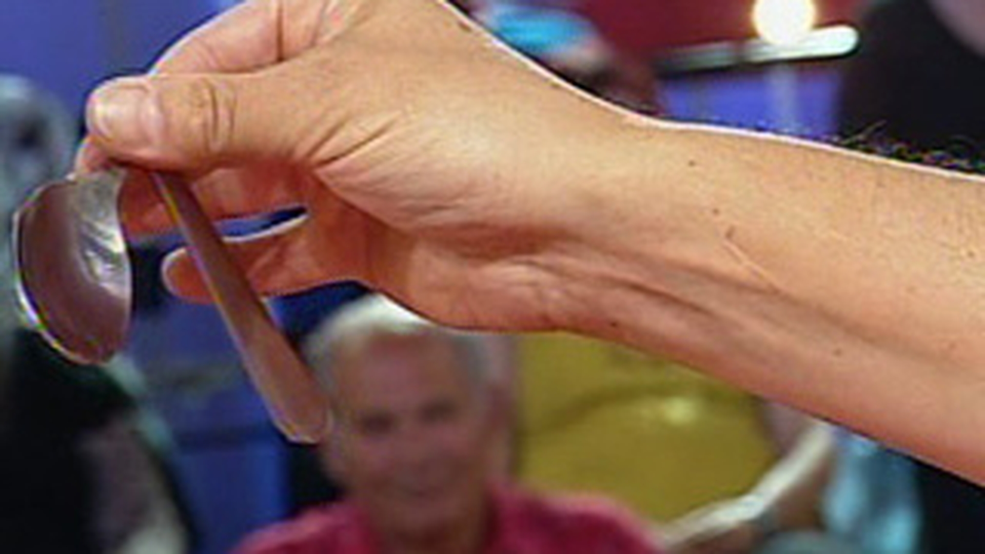 Iosefini e dresor de "magicieni"! Uite cum a facut si el numarul cu lingurile si cu oprirea inimii in direct la TV - Il vrei la "Romanii au Talent"?