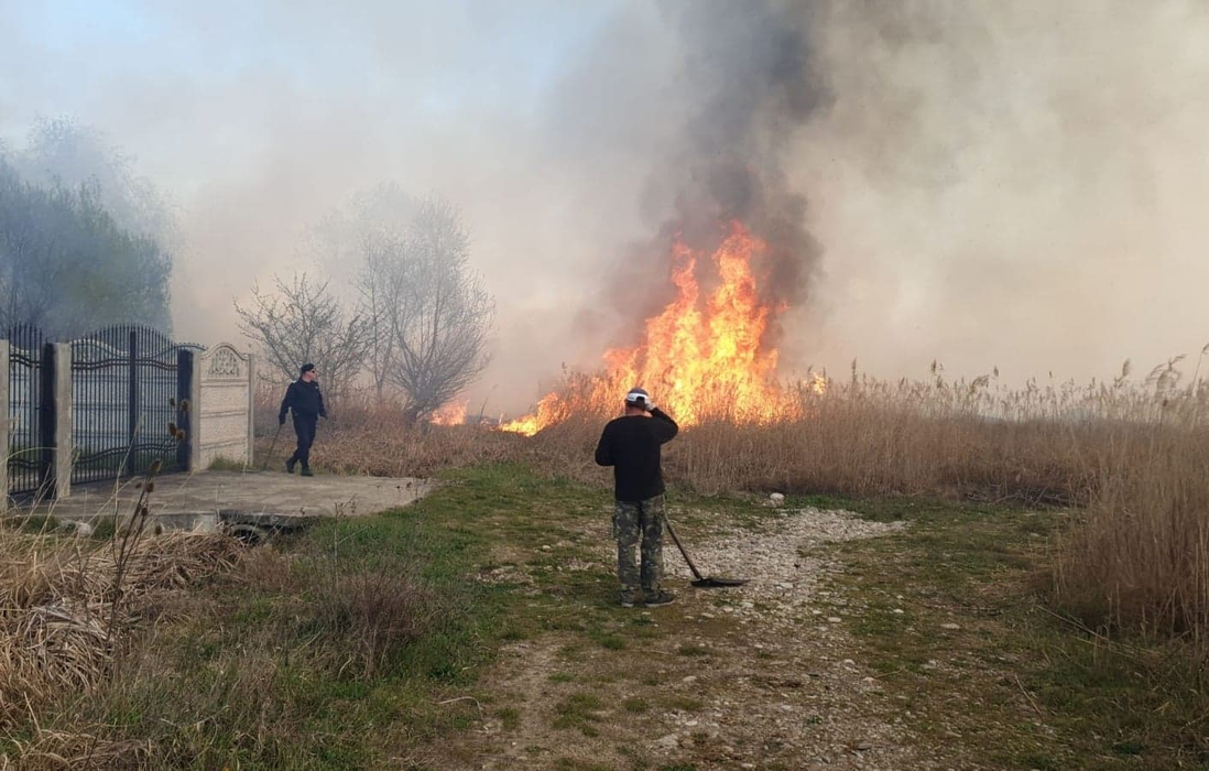 Incendiile de vegetație au pus pe jar pompierii din Dâmbovița. Acum se luptă cu focuri uriașe în mai multe localități