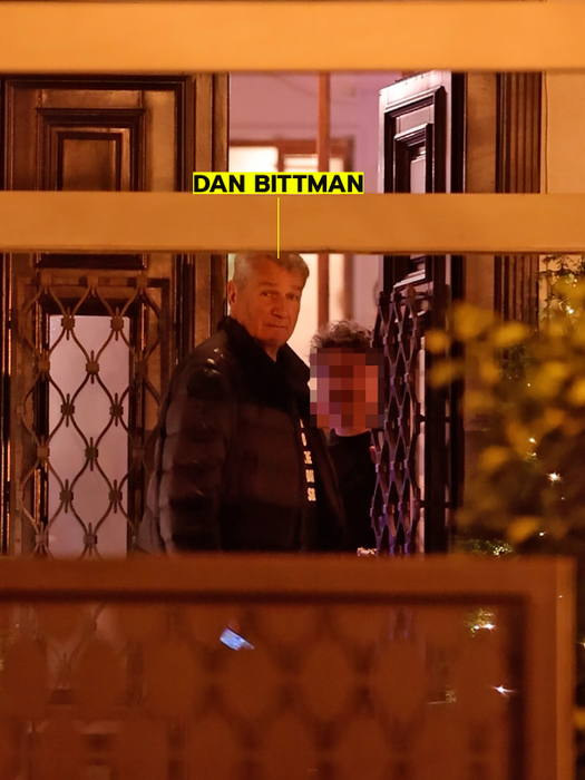 Primul din restaurant a ieșit Dan Bittman, urmat îndeaproape de ea Foto CANCAN.RO