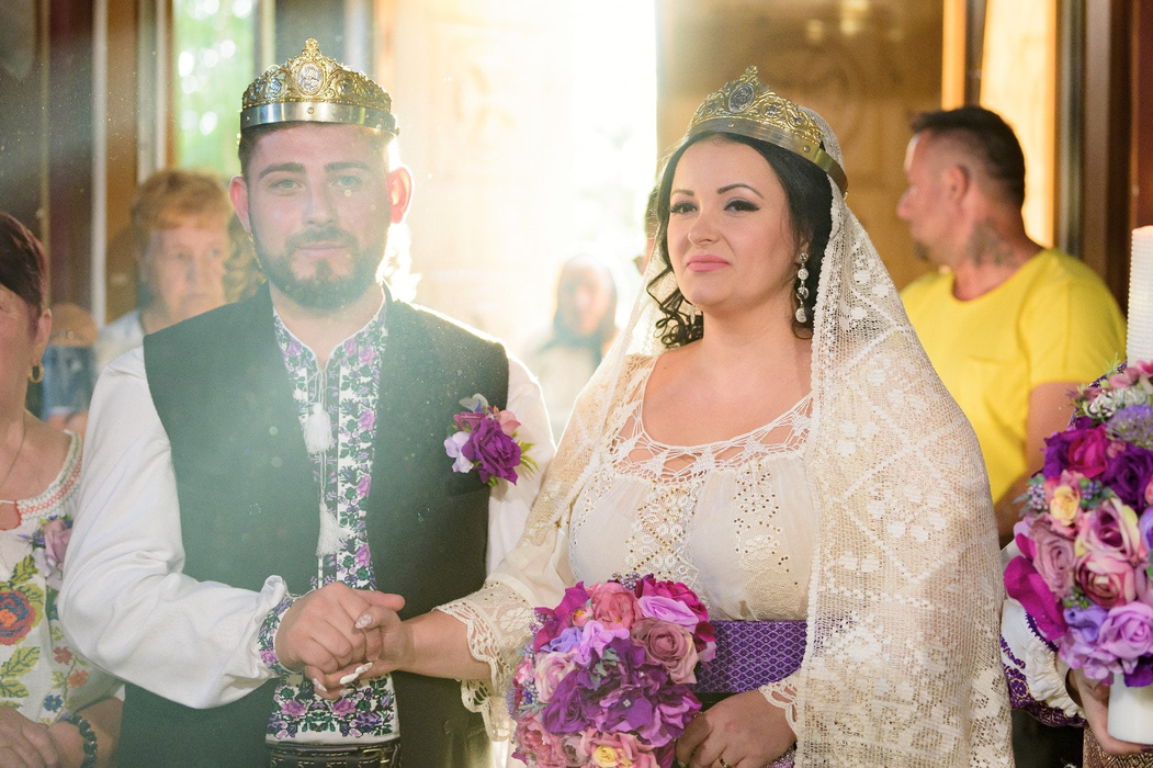 Silvana Rîciu și Nicușor Ioniță s-au căsătorit religios! Cântăreața a îmbrăcat o rochie de mireasă atipică și le-a impus invitaților un dress code