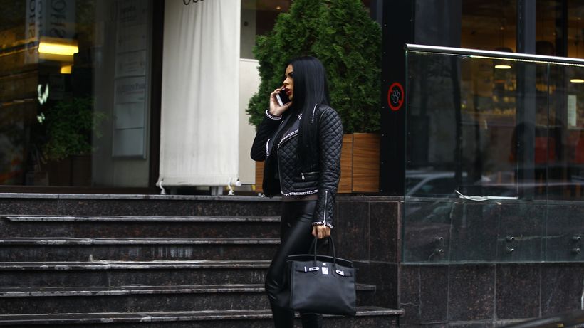 Am filmat-o în toiul nopţii pe fosta „prinţesă a ţiganilor” în timp ce părăsea imobilul în care locuieşte TUNCAY! RENATA este motivul divorţului ANDREEI MARIN?! „Mi-am dat bluza jos şi…”