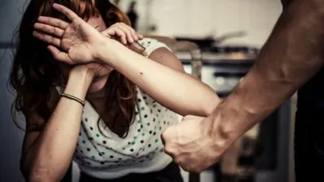 Caz îngrozitor la Iași. Un bărbat își amenința nevasta cu cuțitul pentru a face amor cu el de față cu cei șapte copii