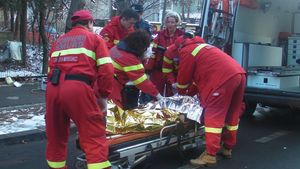 VIDEO Scene socante in zona Baneasa din Capitala! Un barbat a fost injunghiat de un om al strazii pentru o portie de mancare