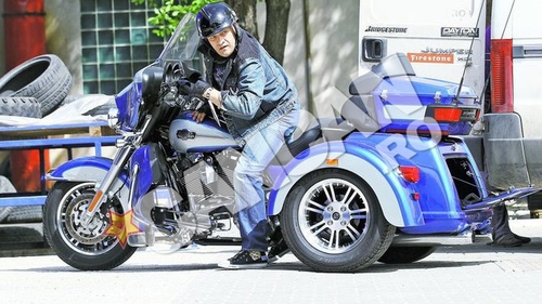 Pele traieste pe cai mari! Balint si-a tras Harley albastru-perlat de 30.000$