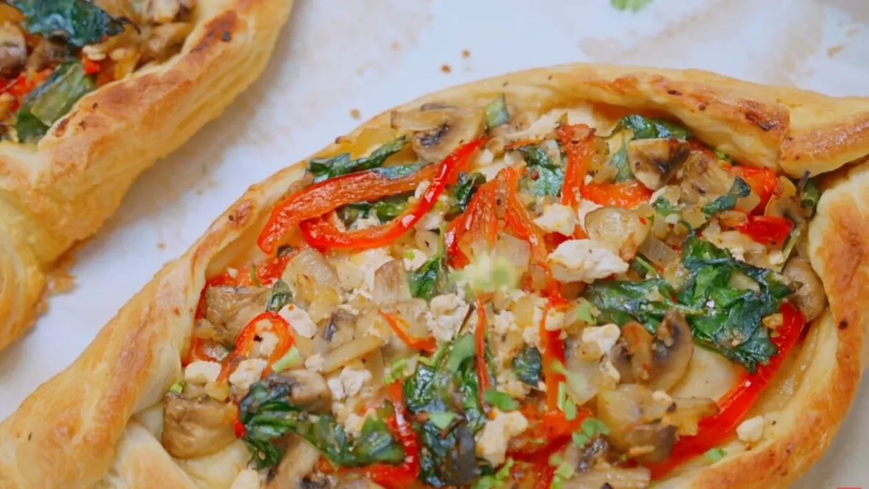 Pizza turcească ca la Istanbul. Pide: gustul autentic al Mediteranei și aromele Orientului într-o singură rețetă