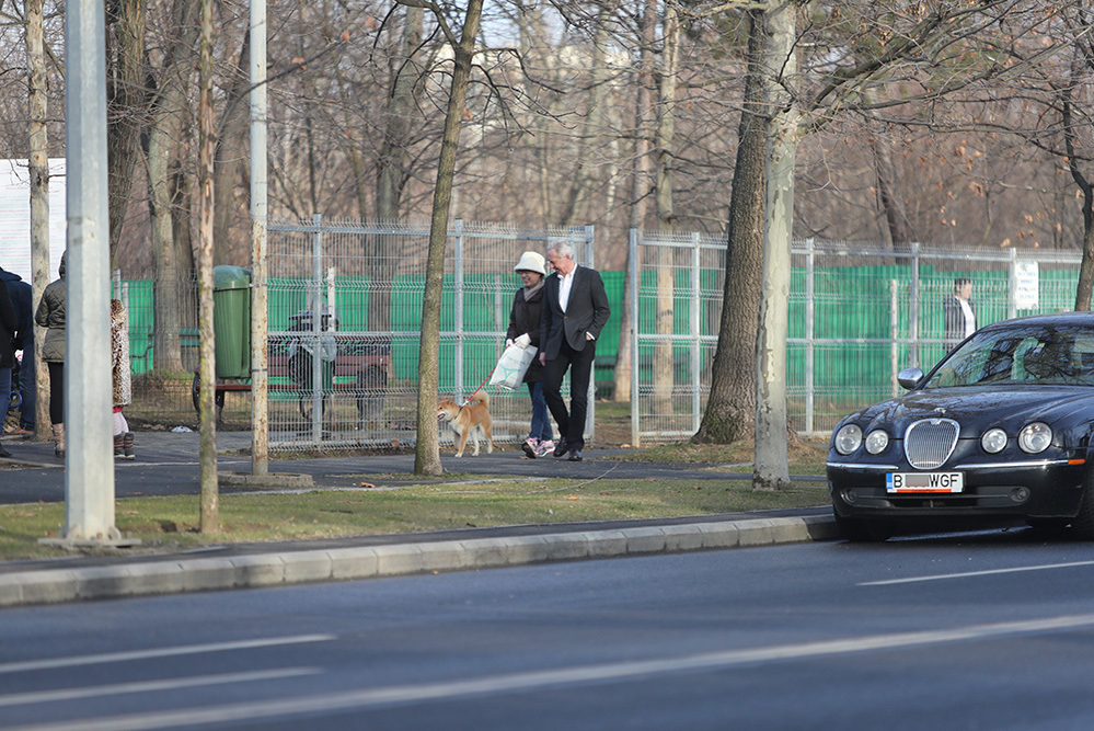 Ambasadorul Hans Klemm şi soţia sa, Mari Kino, la plimbare cu căţelul familiei