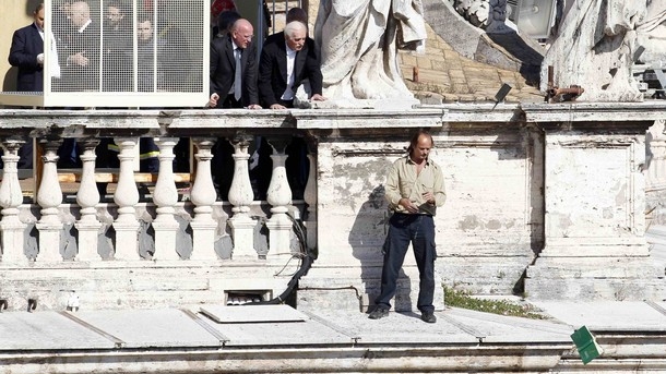 Un roman cu probleme psihice a incercat sa opreasca slujba Papei in prima zi de Craciun