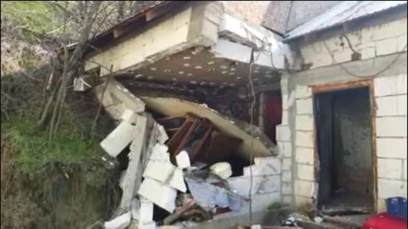 Locuitorii din Slatina trăiesc un coșmar după alunecarea de teren. Acuzații la adresa autorităților: ”Ne aruncă fix ca pe câini”