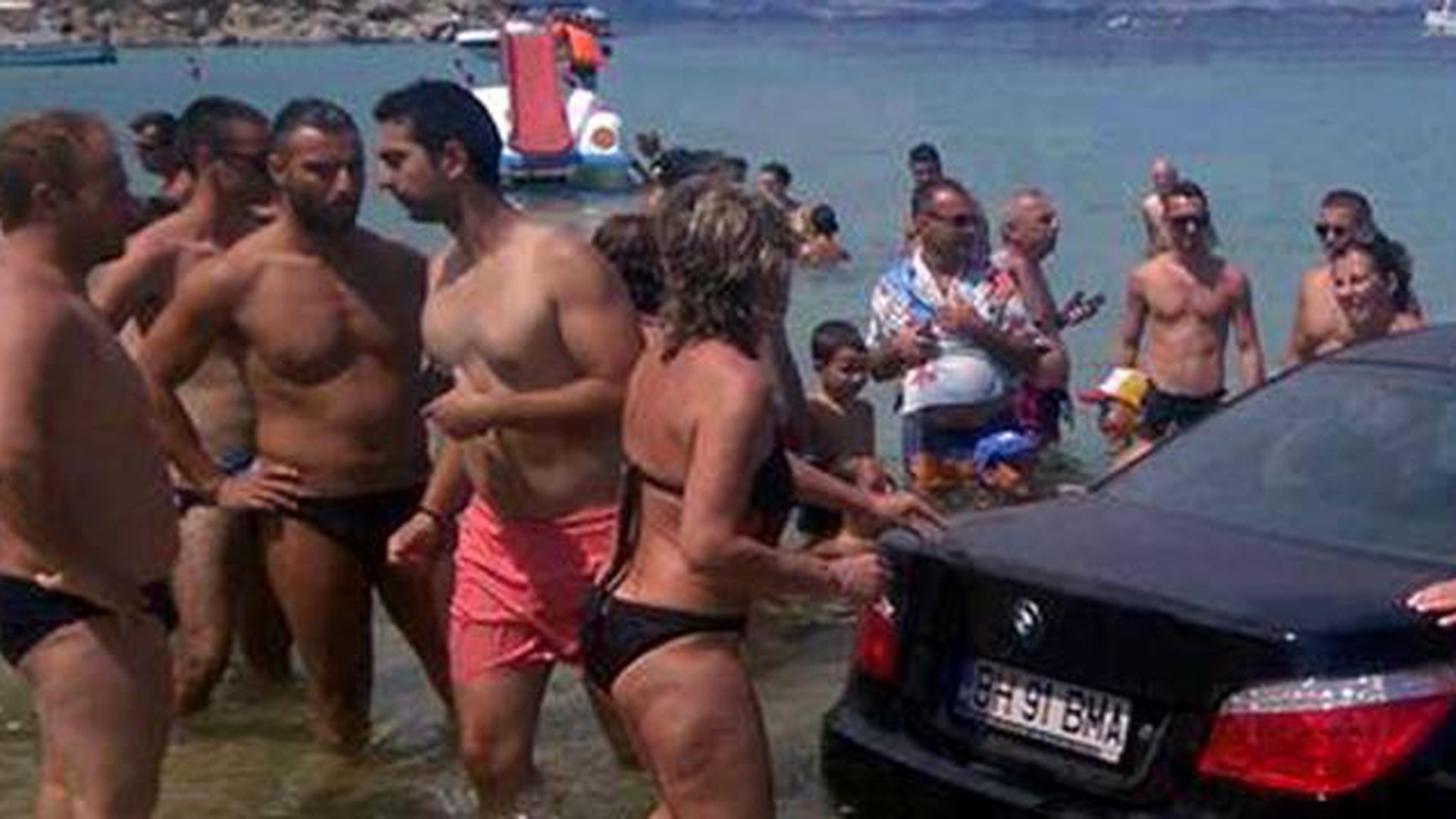 Ce a facut acest roman pe o plaja din Grecia intrece orice imaginatie. Turistii s-au strans in jurul BMW-ului si...