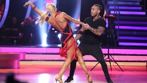 IMAGINI EXCLUSIVE de la "Uite cine dansează" cu "bunăciunea" lui ALEX VELEA! Ce a făcut blondina care îi încinge pe bărbaţi cu mişcările ei senzuale