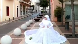 Imagini incredibile din Beirut! Ședința foto a unei mirese este întreruptă de explozia puternică. VIDEO