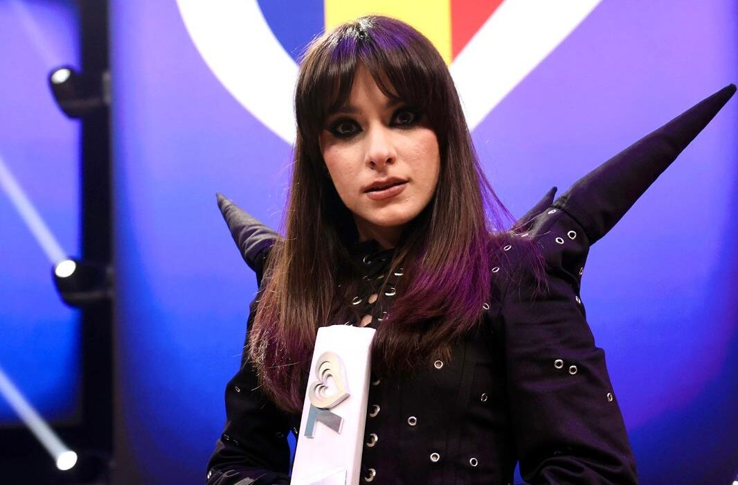 Emisiunea care dispare din grila TVR + Noul format cu o prezentatoare surpriză. După emoțiile cu Alexandra Căpitănescu de la Eurovision, Adrian Enache se pregătește de un nou capitol