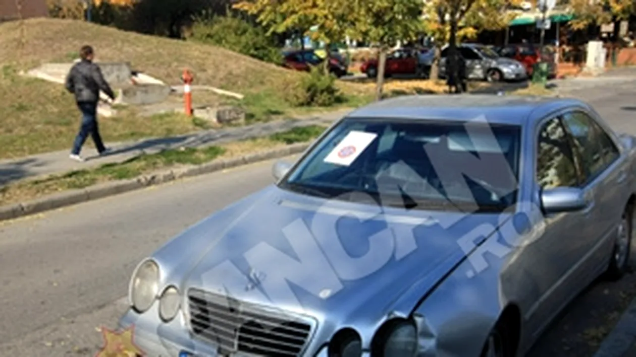 Masina distrusa de politistii din Timisoara pe cand era tractata
