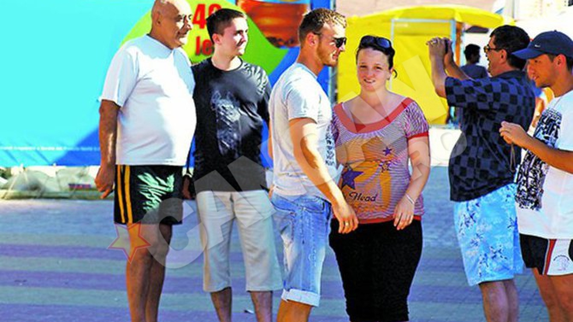 Viorel Lis se pozeaza cu turistii