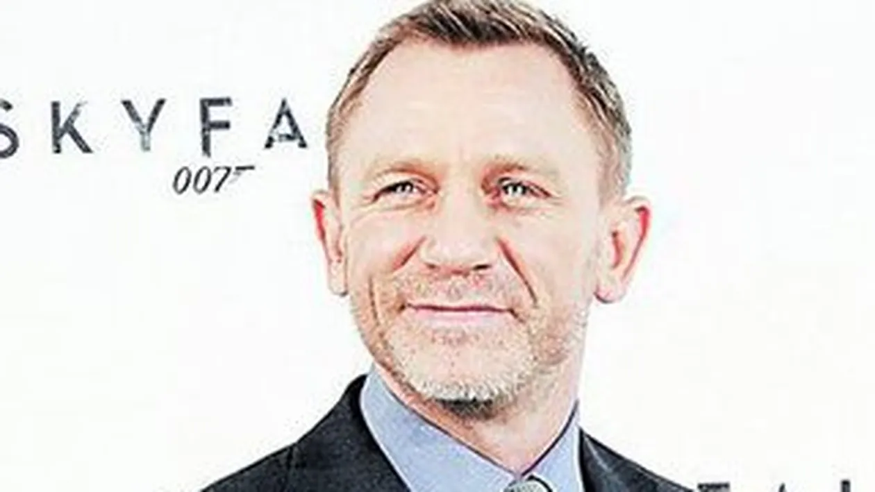 James Bond sare la gatul surorilor Kardashian: Idioatele dracului...