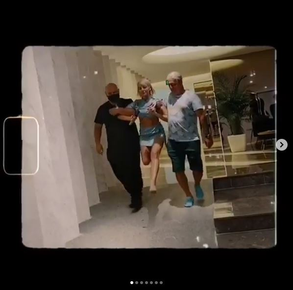 Lidia Buble a încins Instagram-ul după ce a ridicat picioarele în timp ce purta o fustă mini! Are sau nu lenjerie intimă?!