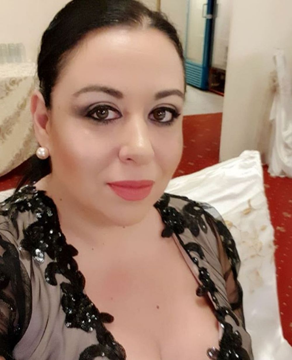 Primele imagini cu Roxana Ciuhulescu în rochie de mireasă! Cum a venit îmbrăcată Oana Roman la nunta vedetei TV