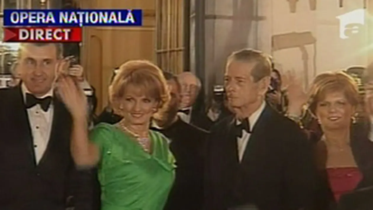VIDEO Regele Mihai a sosit la Opera Nationala, in aplauzele sutelor de romani veniti sa il salute