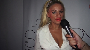 Sanziana Buruiana a comis-o la un eveniment monden. A iesit din casa cu parul ravasit, ruj pe nas si nasturii sariti