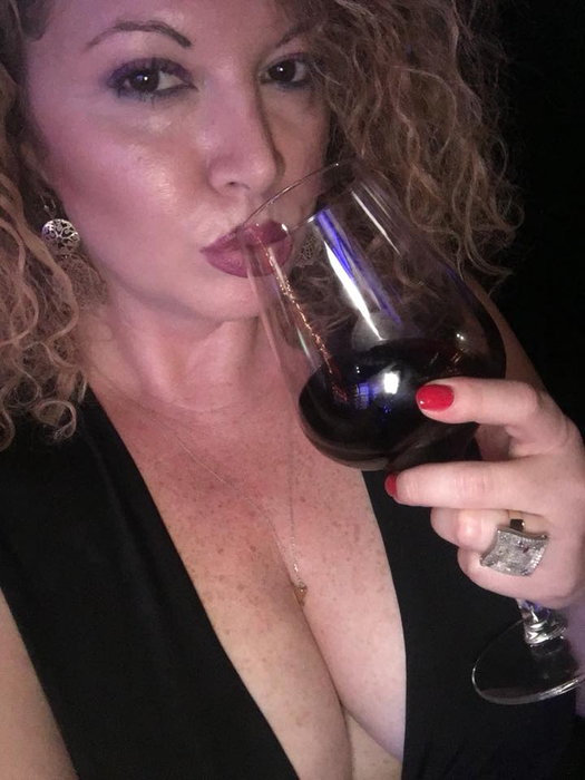 Oana Lis, în depresie din cauza problemelor de sănătate ale lui Viorel Lis. Ipostaza în care a fost surprinsă în miez de noapte