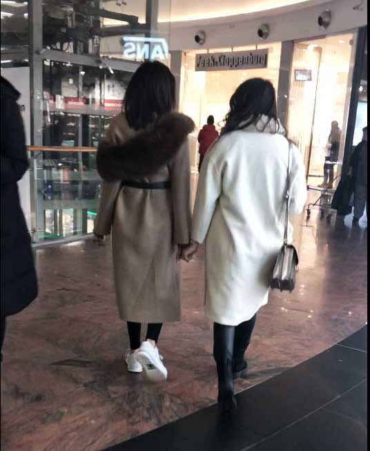 Malvina și-a luat prietena de mânuța și au ieșit la mall