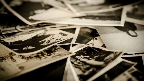 O bătrănică s-a uitat zilnic la fotografia soțului decedat. Incredibil ce a descoperit, după 7 ani pe spatele ei