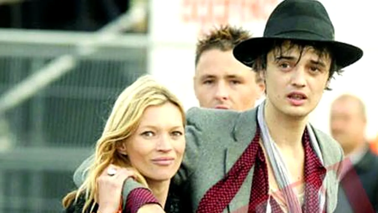 Pete Doherty se saruta cu un barbat