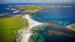 Insula secretă a Irlandei, complet abandonată: plaje cu nisip alb, ape turcoaz și faună sălbatică la doar câțiva kilometri de țărm