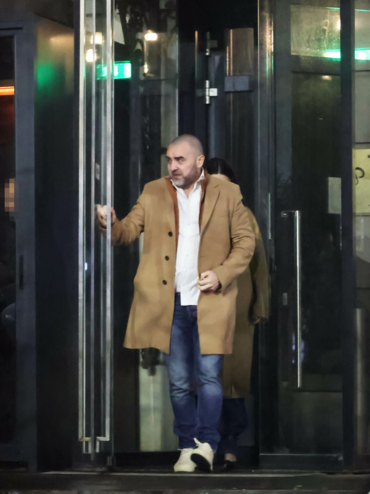 Bucătarul este un gentleman și îi deschide ușa partenerei sale