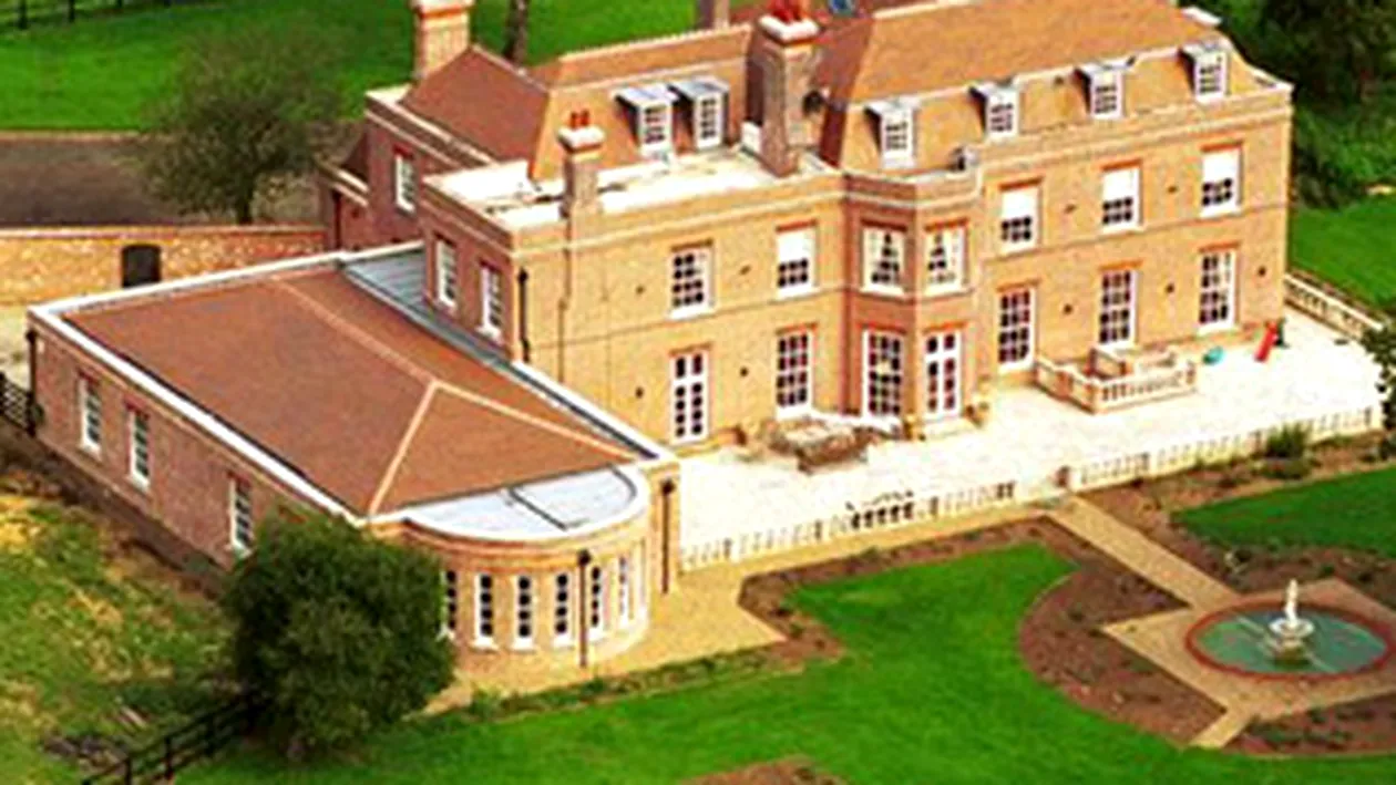 Probleme financiare? David si Victoria vand Beckingham Palace din Hertfordshire si o casa din Franta!
