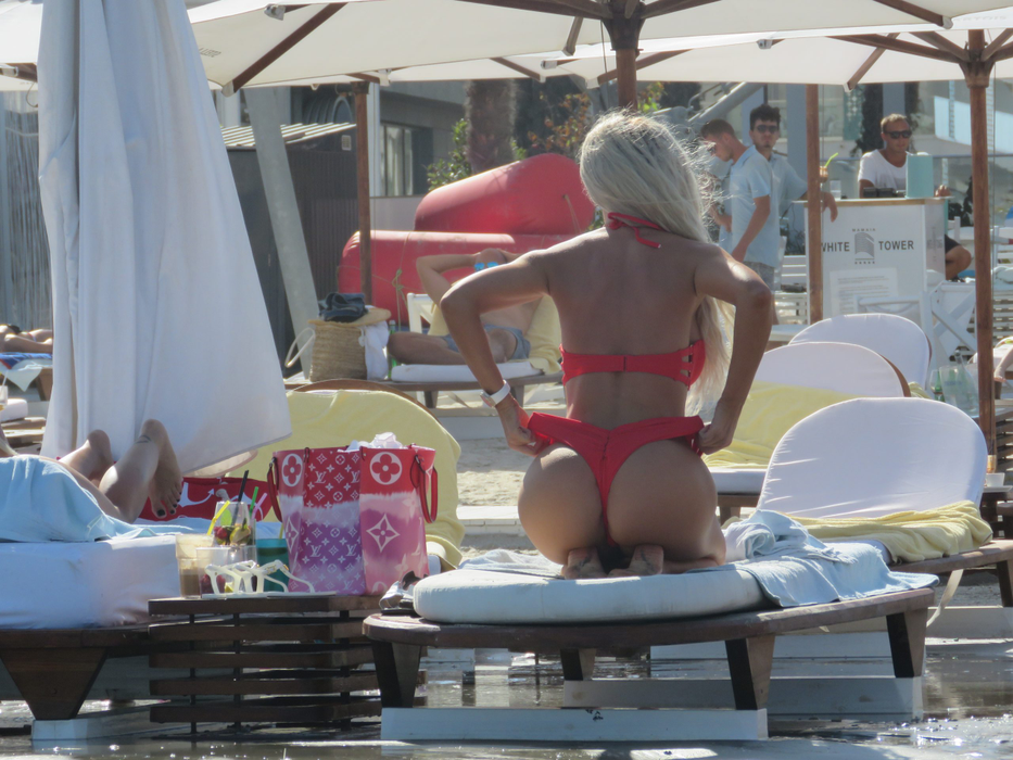Bianca Drăgușanu a răvășit plaja din Mamaia cu posteriorul ei