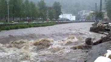 MAE îi avertizează pe români: Coduri roșu și portocaliu de furtuni, inundații emise în mai multe zone din Franța