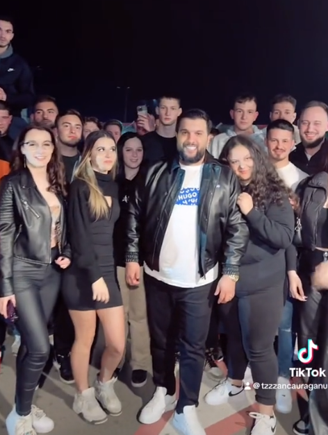 Tzancă Uraganu, show la Alba Iulia în parcarea unui centru comercial