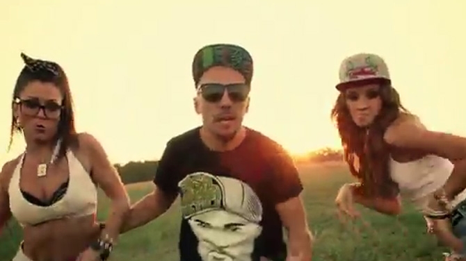 Cel mai tare hit de rap rural! Skizzo Skillz a lansat o noua melodie: "Fetele se misca bini di tat!" - Asculta-l si da-l pe Facebook, are deja 65.000 de views in doar 2 zile