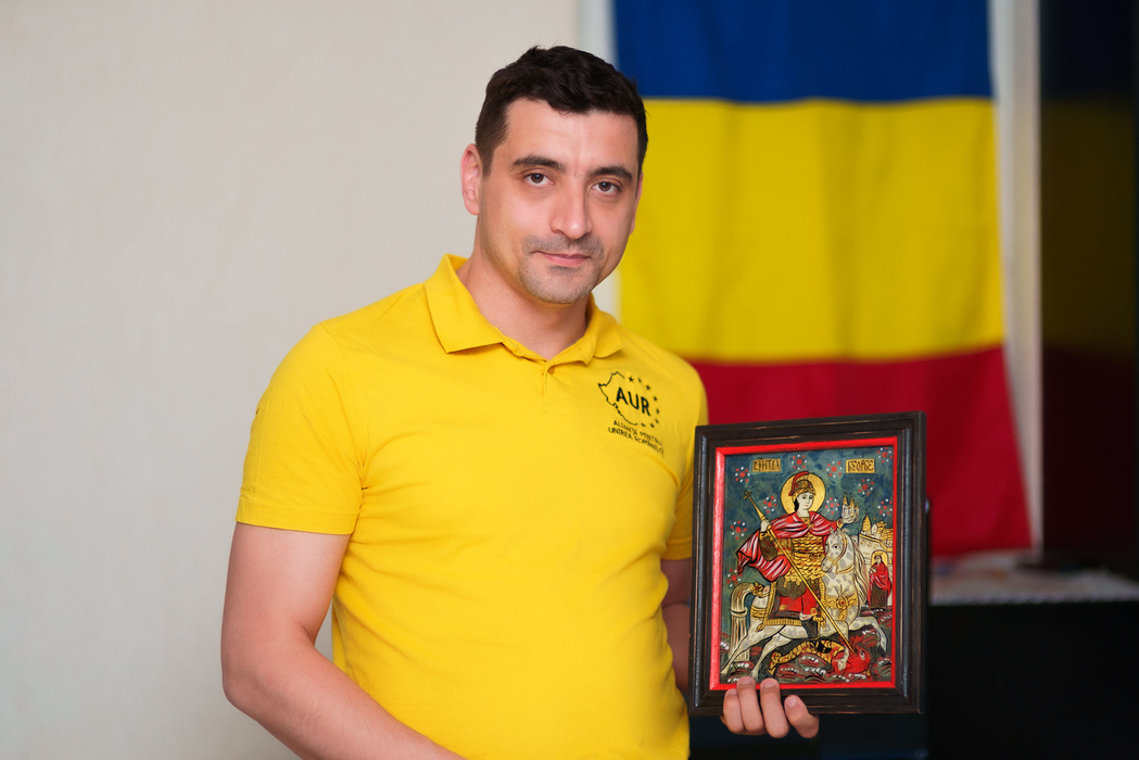 George Simion ține în mână o icoană cu Sfântul Gheorghe