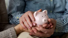 Pensionarii care pot primi înapoi banii reținuți pentru CASS. Pașii necesari pentru recuperarea sumelor