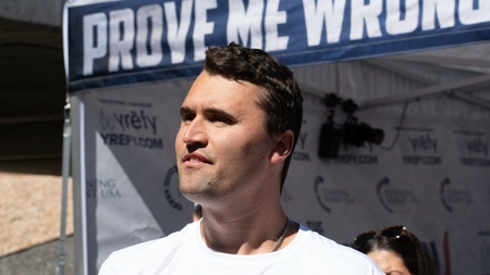 Înmormântarea lui Charlie Kirk se pregătește: trupul la fost dus în Arizona cu Air Force 2, alături de soție. Donald Trump va participa