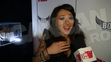 O bomba sexy din muzica romaneasca uimeste: Adunam fier vechi si furam de prin pomi! Am fost alergata cu biciul