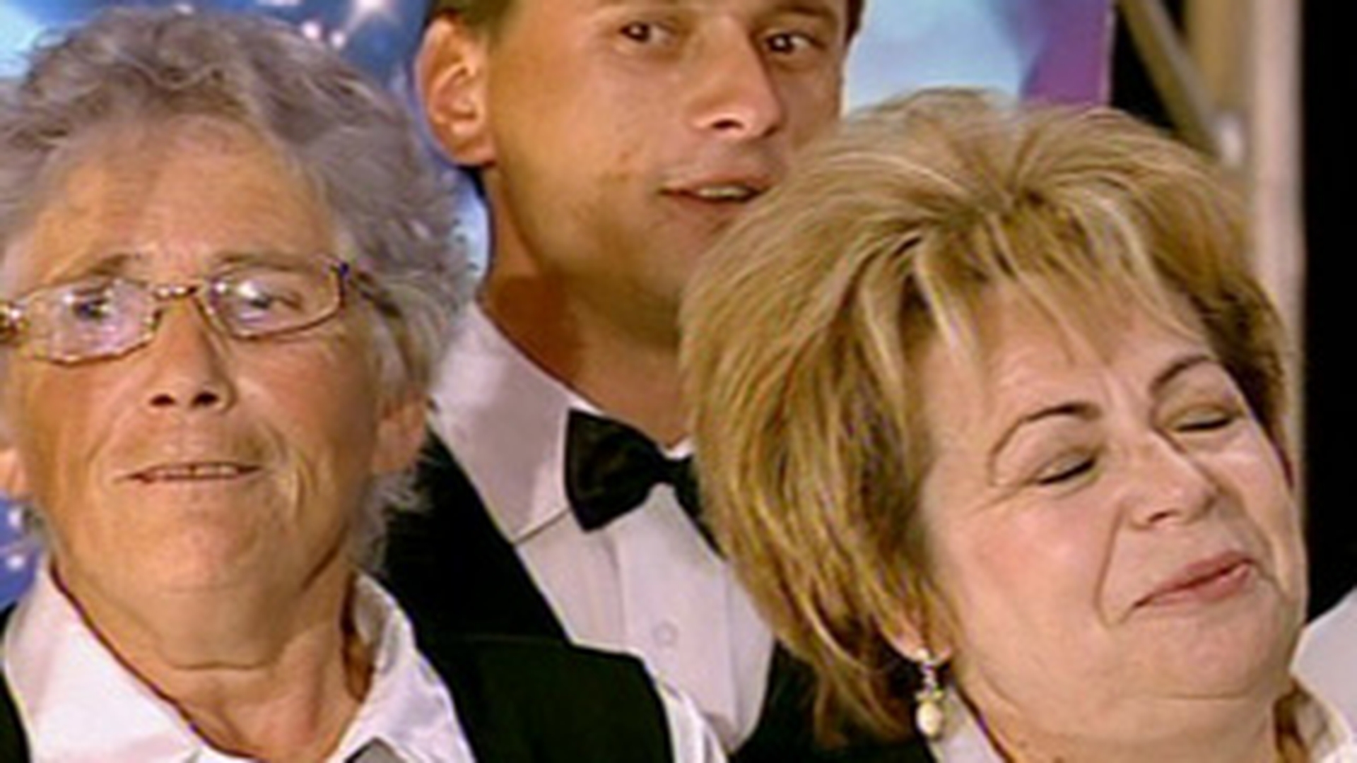 Pavel Bartos a facut senzatie printre pensionarele dintr-un cor de la Vaslui! Peste 20 de bunicute l-au pupat pe simpaticul prezentator.