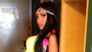 Canicula a făcut-o să scape rapid de haine! Ce model a renuntat la sutien si si-a postat imaginea asta pe Facebook?