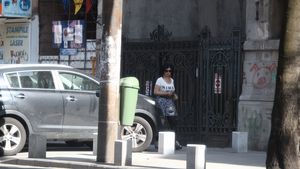 Nu le găteşte copiilor şi preferă varianta nesănătoasă! De unde îi hrăneşte soţia lui Prigoană pe fiii ei