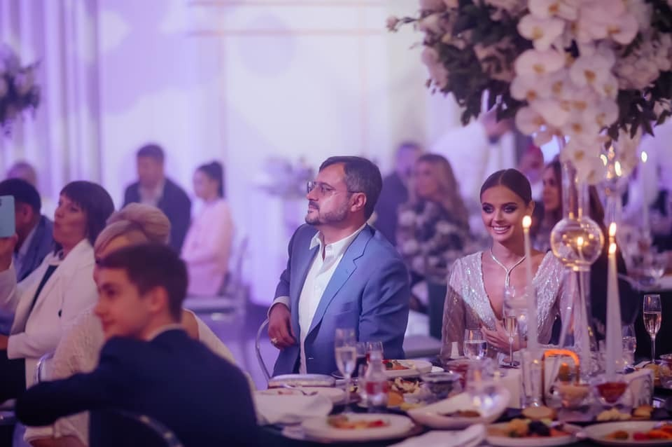 Gabriel Stati și-a sărbătorit ziua de naștere. Ce ținută sexy a purtat iubita, la petrecerea fastuoasă