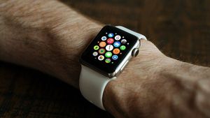 O femeie a aflat că a fost înșelată de iubitul ei datorită ceasului Apple Watch