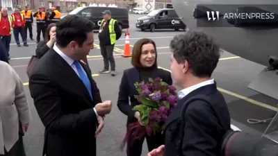 Nicușor Dan a înlocuit carnețelul cu ghiozdănelul în deplasarea din Armenia. A mers cu el inclusiv pe covorul roșu și l-a așezat pe podea când a trebuit să stea la poze